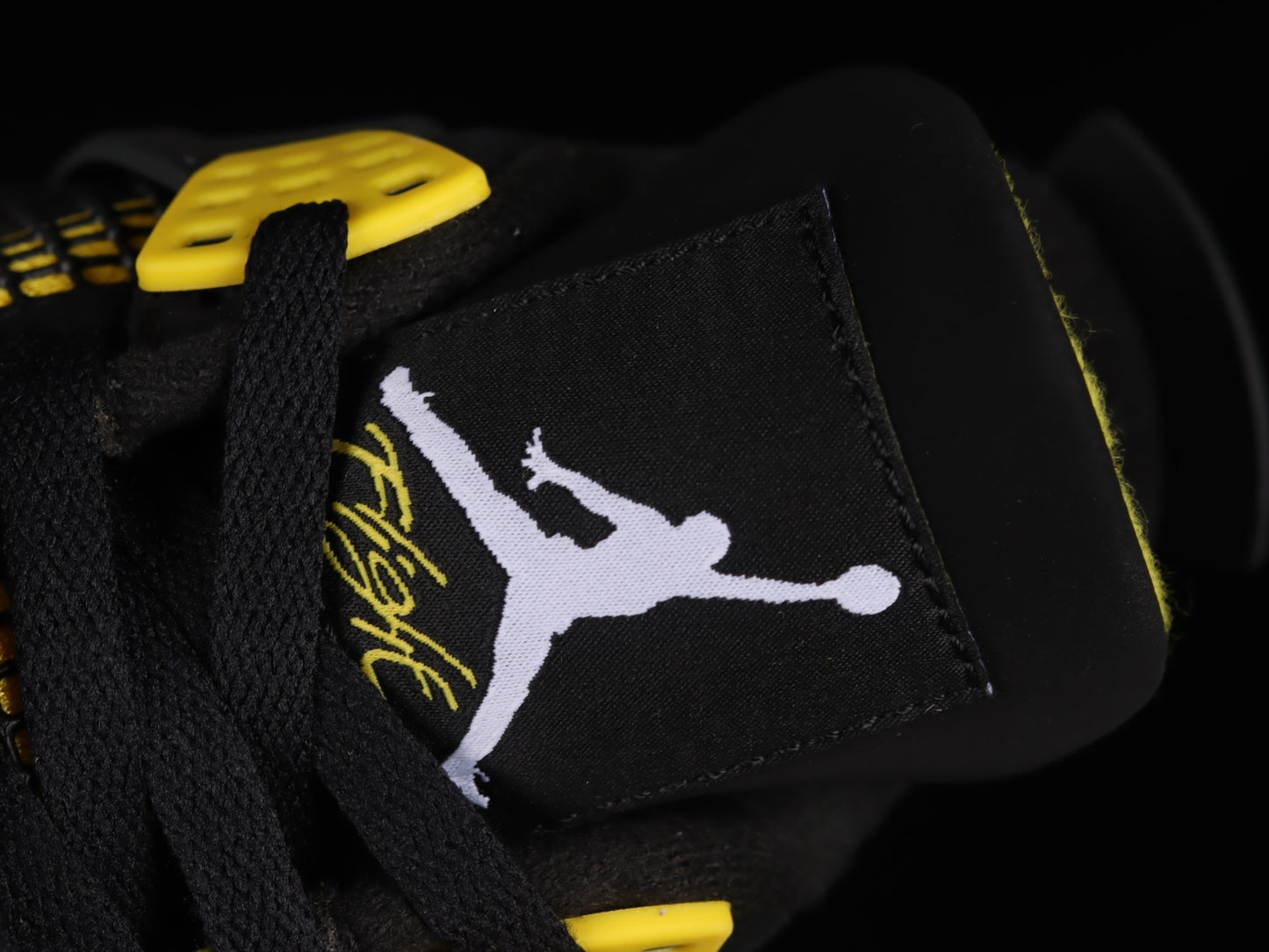 Jordan 4 Retro Thunder (2023)